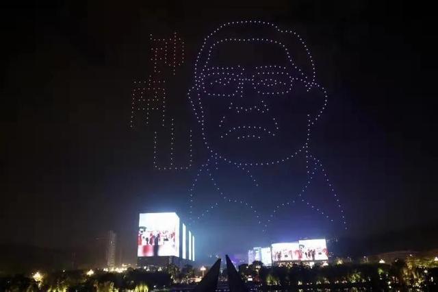 夜空中最亮的星!广州1200架无人机致敬人才(图1) 夜空中最亮的星!广州1200架无人机致敬人才(图1)